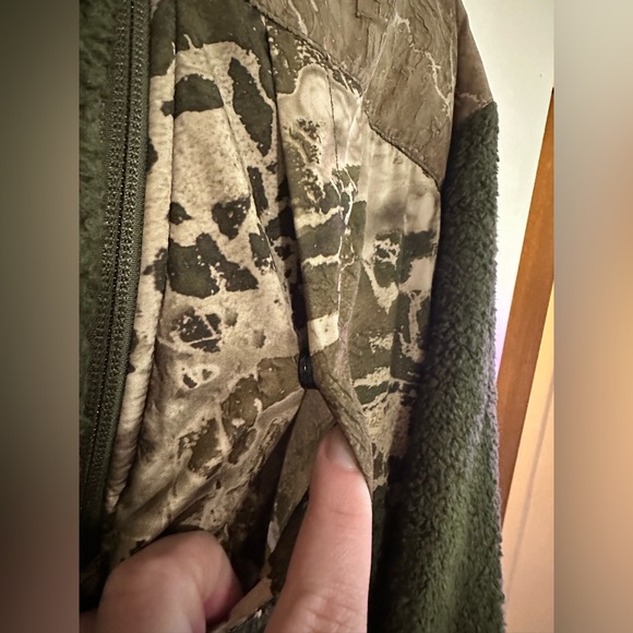REALTREE pullover w/ 1/2 zip & chest pocket - Picture 3 of 8